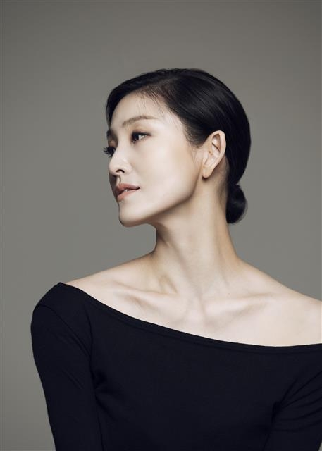 발레리나 김주원이 예술감독을 맡은 세 번째 작품 ‘디어 루나(Dear Luna)’를 통해 달의 움직임에 빗댄 우리의 시간과 삶의 흐름을 음악과 춤 등으로 다채롭게 그려낸다. EMK엔터테인먼트 제공
