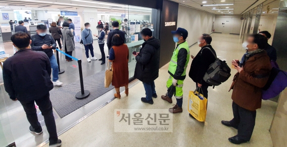 스마트폰 앱 오작동 문제를 겪은 시민들이 23일 서울 중구의 한 삼성전자 서비스센터에 줄을 지어 서 있다. 이날 구글의 운영체제인 안드로이드의 오류로 일부 스마트폰에서 앱이 정상적으로 작동하지 않았는데 이를 기기의 문제라고 오인해 삼성전자 서비스센터에 사람이 몰렸다. 박윤슬 기자 seul@seoul.co.kr