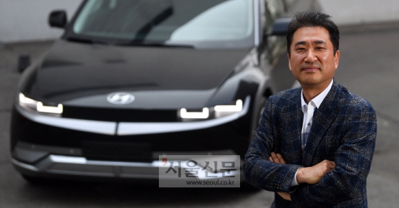 현대자동차그룹 전동화개발센터장 최우석 상무가 지난 25일 경기 화성 현대차·기아 남양기술연구소에서 자신이 개발한 전용 플랫폼(E-GMP) 전기차 ‘아이오닉 5’를 배경으로 포즈를 취하고 있다. 국산 하이브리드 전기차(HEV) 시스템도 최 상무의 손에서 탄생했다. 박지환 기자 popocar@seoul.co.kr