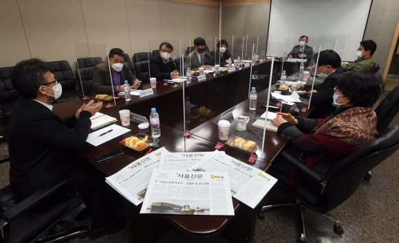 제137차 서울신문 독자권익위원회(위원장 이동규 김앤장 법률사무소 고문)가 30일 서울신문사 9층 회의실에서 열렸다. 맨 왼쪽부터 서울신문 임창용 심의실장, 김성수 부국장, 이제훈 체육부장, 유승혁 위원, 박경미 위원, 이 위원장, 류재민 기자, 정성은 위원, 문소영 논설실장. 정연호 기자 tpgod@seoul.co.kr