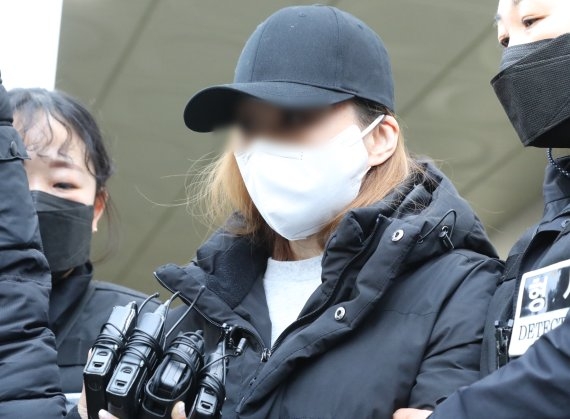 경북 구미에서 숨진 3살 여아의 외할머니로 알려졌지만 DNA검사 결과 친모로 밝혀진 석 모씨가 지난달 17일 구미경찰서에서 대구지검 김천지청으로 호송되고 있다. 뉴스1 제공