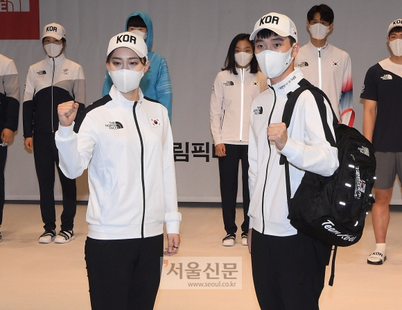 국가대표 선수들이 14일 충북 진천국가대표선수촌에서 열린 도쿄올림픽 D-100 미디어데이에서 국가대표 트레이닝복을 입고 주먹을 불끈 쥐고 있다. 진천 정연호 기자 tpgod@seoul.co.kr