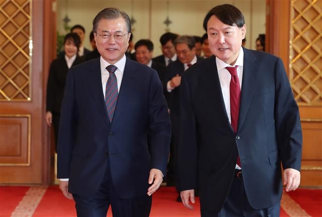 윤석열(오른쪽) 전 검찰총장