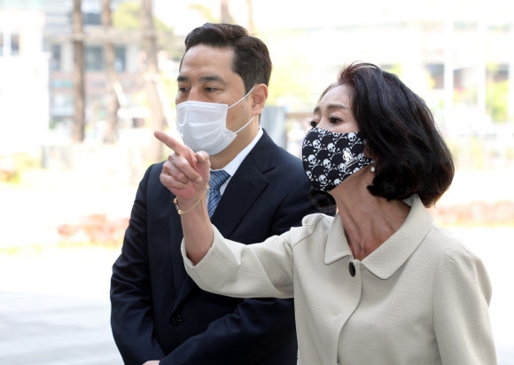 이재명 경기도지사를 상대로 손해배상청구 소송을 한 배우 김부선씨가 21일 서울동부지법에서 재판 출석 전 기자들에게 발언하고 있다. 왼쪽은 강용석 변호사. 2021.4.21 연합뉴스