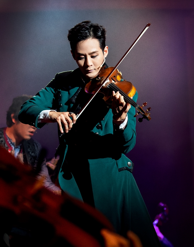 뮤지컬 ‘그레이트 코멧’에서 바이올린을 연주하는 이충주. 쇼노트 제공