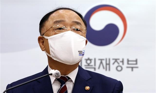 홍남기 국무총리 직무대행(경제부총리 겸 기획재정부 장관)이 27일 정부세종청사 기재부 브리핑실에서 열린 기자간담회에서 인사말을 하고 있다. 2021.4.27 뉴스1