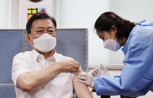 문재인 대통령이 지난달 30일 서울 종로구보건소에서 아스트라제네카(AZ)사의 코로나19 백신을 2차 접종하고 있다. 서울신문 DB
