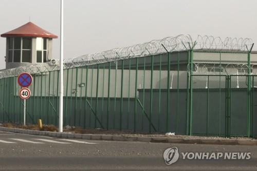 2018년까지 9개월간 수용소에 감금됐다 탈출해 미국에 망명한 위구르족 여성 투르수나이 지아우둔은 중국 신장위구르자치구 내 위구르족 집단 수용소에서 성폭력과 강제 피임 등 인권 유린 범죄가 벌어지고 있다고 폭로했다. 사진은 2018년 중국 신장자치구 내 수용소 모습. AP 연합뉴스