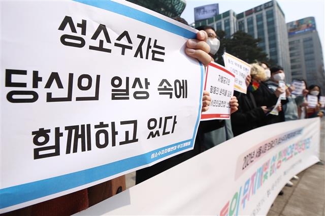 5월 17일은 국제 성소수자 혐오 반대의 날이다. 세계보건기구(WHO)가 1990년 질병 부문에서 동성애를 삭제하고, 미국 매사추세츠주가 2004년 미 최초로 동성결혼을 합법화한 날에서 비롯된 기념일이다. 하지만 성적지향·성별정체성을 이유로 하는 혐오는 여전하다. 사진은 성소수자차별반대 무지개행동 회원들이 지난 3월 11일 서울시청 앞에서 열린 ‘2021년 서울시장 보궐선거 성소수자 정책과제 발표 기자회견’에서 현수막과 손팻말을 들고 있는 모습. 연합뉴스