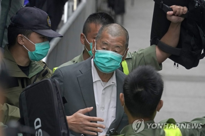 기자가 테러를 당하고 반중매체 자진 폐간을 유도하기 위해 사주의 자산을 동결하는 등 홍콩 언론 상황이 최악으로 치닫고 있다. 사진은 홍콩의 반중매체 빈과일보의 사주 지미 라이가 지난 2월 9일 최고법원인 종심법원을 나와 구치소로 호송되고 있다. 홍콩 AP 연합뉴스