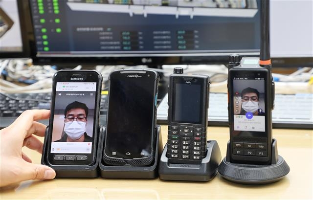 서울운영센터 관계자가 스마트폰형, 단말기형, 무전기형 등 다양한 단말기를 통한 그룹통화 기능을 선보이고 있다. 행정안전부 제공
