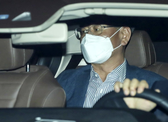 ‘택시기사 폭행’ 사건 이후 증거인멸 교사 혐의 등으로 소환 조사를 받은 이용구 법무부 차관이 31일 새벽 서울경찰청 반부패·공공범죄수사대를 나서고 있다. 2021.5.31 연합뉴스