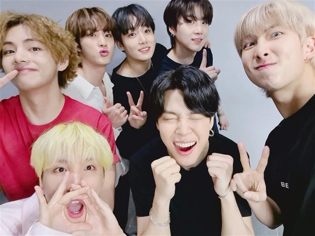 그룹 방탄소년단 멤버들은 2일 신곡 ‘버터’로 빌보드 메인 싱글차트 1위에 오른 뒤 기쁜 마음을 표현한 셀카 사진을 소셜네트워크서비스(SNS)에 공개했다. 방탄소년단 SNS 캡처