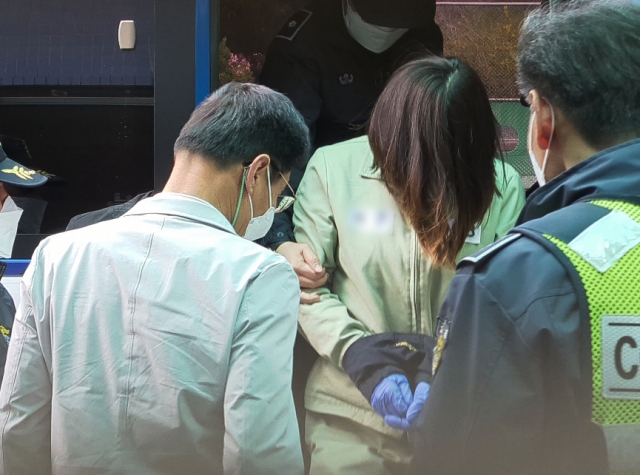 대구지방법원 김천지원에서 구미 3세 여아 사망 사건과 관련해 숨진 여아의 친모가 아닌 언니로 드러난 김모씨의 첫 재판이 열린 지난달 9일 김모씨가 법정으로 향하고 있다. 연합뉴스