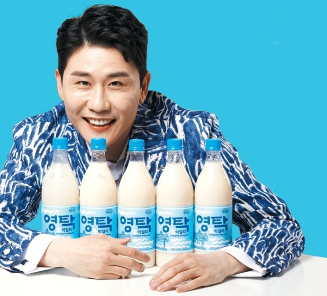 예천양조에서 제조하는 영탁막걸리와 가수 영탁. 예천양조
