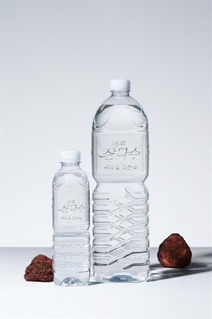 라벨을 없앤 제주 삼다수의 그린에디션. 제주개발공사 제공