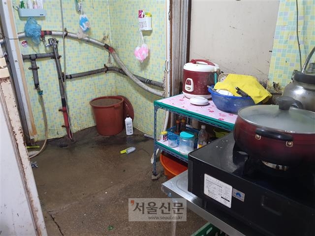 지난 10일 경기 포천시의 한 농업용지 내 비닐하우스 사이로 이주노동자가 숙식을 해결하는 가설 건축물이 보인다. 기본적인 주거 인권이 지켜지지 않은 시설이다. 캄보디아 이주노동자가 사용하는 부엌 겸 욕실.