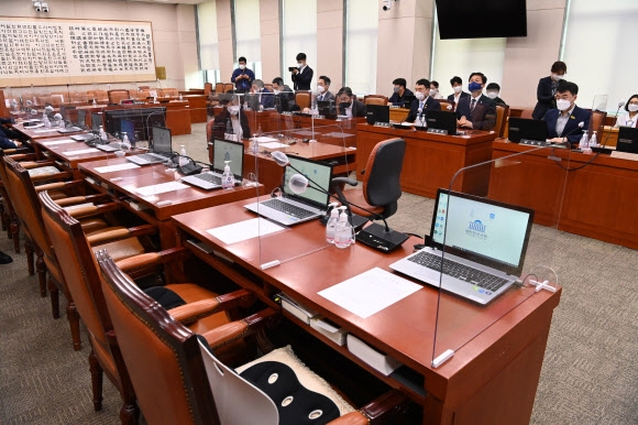 지난달 31일 국회에서 열린 법제사법위원회에서 국민의힘 의원들이 전원 불참한 가운데 더불어민주당 등 범여권 의원들은 김오수 검찰총장 후보자 인사청문보고서를 채택했다. 김 후보자의 검찰총장 임명은 문재인 정권의 33번째 장관급 인사 ‘야당 패싱’이다. 연합뉴스
