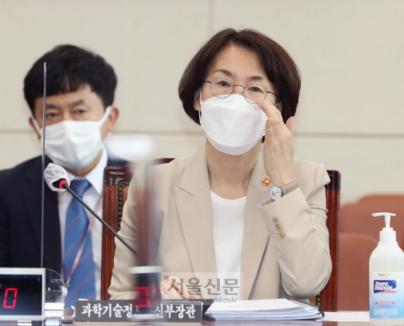 임혜숙 과학기술정보통신부 장관이 16일 오후 서울 여의도 국회에서 열린 과학기술정보방송통신위원회 전체회의에 출석하고 있다. 2021. 6. 16 김명국 선임기자 daunso@seoul.co.kr