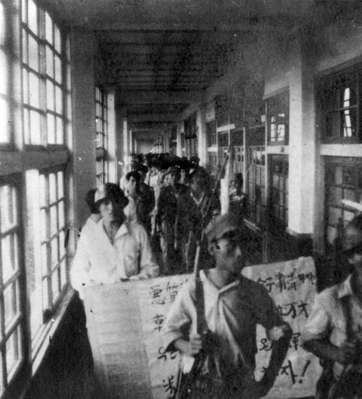 붙잡은 경찰관 23명에 대한 인민재판 전 총살을 강요하는 선동행렬. 국가기록원