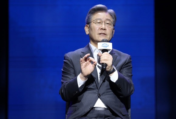 4일 오후 충북 청주시 서원구 CJB컨벤션센터에서 열린 더불어민주당 대선 예비경선 행사 ‘국민면접’에서 이재명 경기지사가 발언하고 있다. 2021.7.4. 연합뉴스