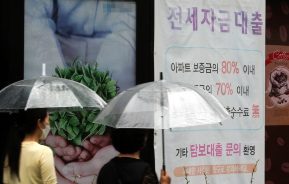 역대급 빚에 젖어… ‘대출 우산’ 접히나