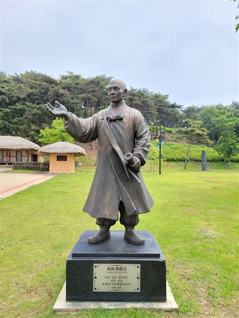 생가 앞에는 독립선언서를 든 만해 동상이 서 있다.