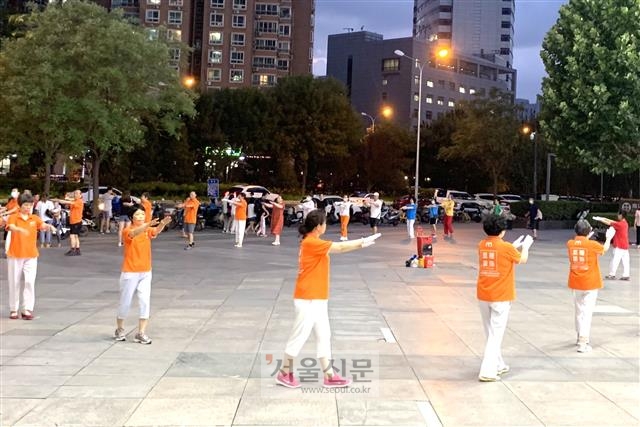 지난 3일 중국 베이징 왕징의 한 백화점 입구 광장에서 유니폼을 입은 중년 여성들이 광장무를 추고 있다. 베이징 류지영 특파원 superryu@seoul.co.kr