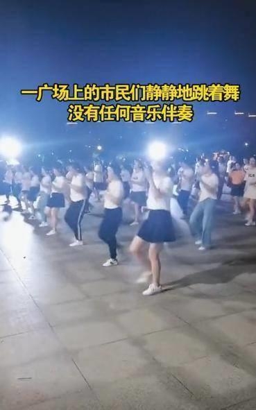 지난달 중국 안후이성 쉬안청 주민들이 중국판 수능인 ‘가오카오’가 치러지는 기간 동안 블루투스 헤드셋을 끼고 광장무를 추고 있다. 소후닷컴 캡처
