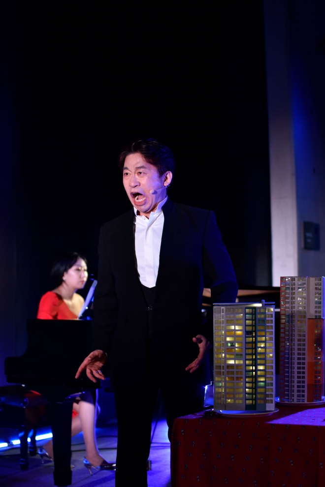 지난 6~8일 서울 세종문화회관 S씨어터에서 공연된 가극 ‘아파트’. 바리톤 김재일(오른쪽)과 피아니스트 김가람. 세종문화회관 제공