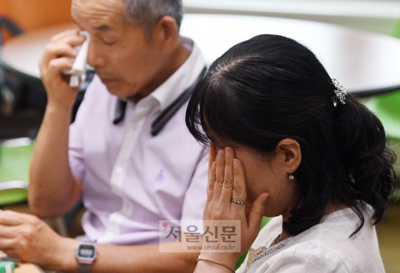 아내로서 동지로서 30년간 강성호씨의 곁을 지켜 온 서유나씨가 인터뷰 도중 눈물을 흘리고 있다. 서씨는 “이런 날이 와서 감사하다”며 “재심 과정에서 과거의 상처를 들추느라 아프고 괴롭기도 했지만 이제라도 진실이 밝혀지기를 바란다”고 말했다. 박윤슬 기자 Seul@seoul.co.kr