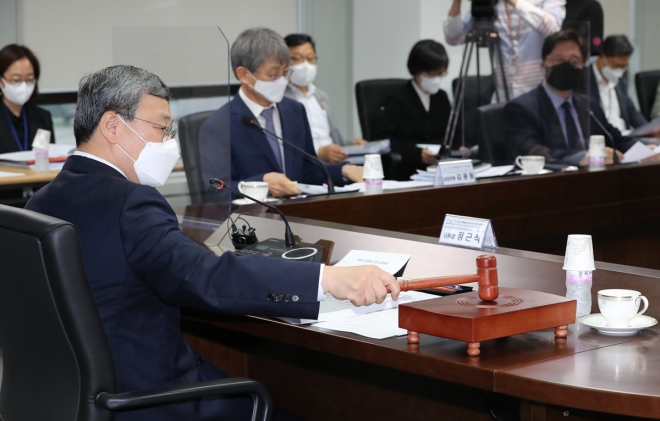 사진은 정근식(왼쪽 맨 앞) 진실·화해를 위한 과거사정리위원회 위원장이 지난 5월 27일 진실화해위 대회의실에서 회의를 개회하고 있는 모습. 연합뉴스