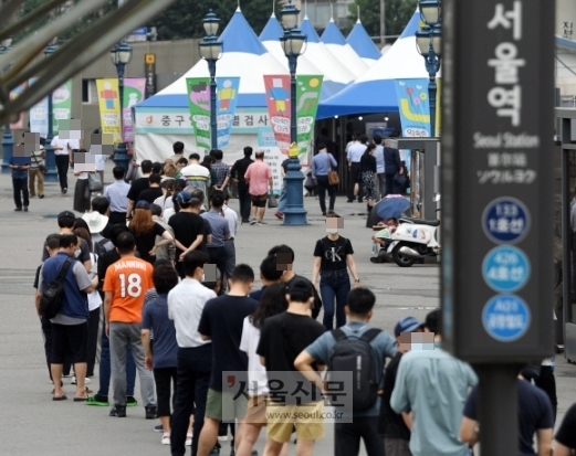코로나19 확진자수가 엿새째 1000명대를 넘긴 가운데 12일 서울 중구 서울역 인근에 마련된 임시선별진료소에서 시민들이 검사를 받기 위해 길게 줄을 서있다. 2021. 7. 12 박윤슬 기자 seul@seoul.co.kr