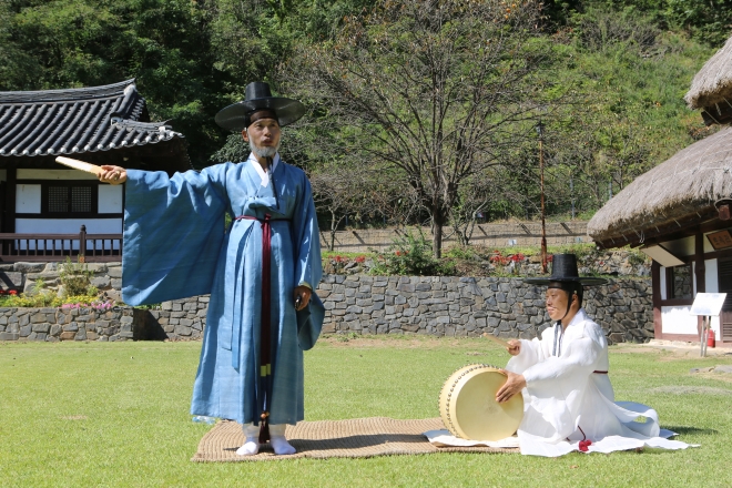21일 국립국악원 풍류사랑방에서 중고제 판소리 ‘적벽가’ 완창을 선보일 박성환(왼쪽) 명창과 고수 서용석. 본인 제공