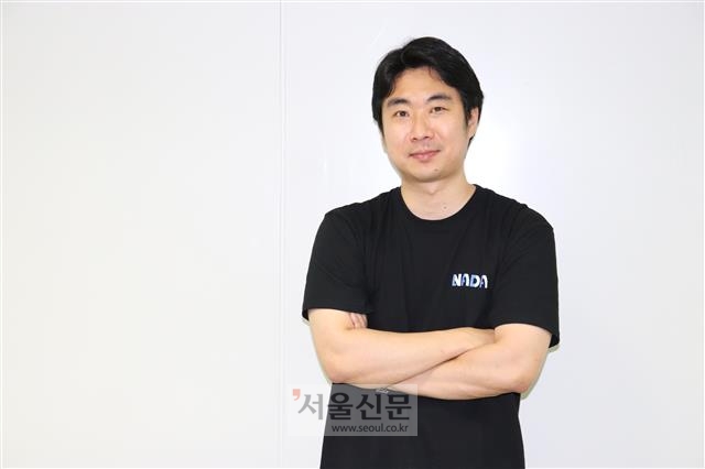 지난 9일 대구 경북대에 있는 사무실에서 만난 이윤열 나다디지탈 대표. 프로게이머 시절 게임 아이디인 ‘나다’(NADA)가 적힌 검은 티를 입고 있다. 지금은 인원이 15명인 작은 회사이지만 나중에는 직원들이 이 옷을 입은 것을 자랑스럽게 생각하는 그런 회사로 키우고 싶다고 한다.
