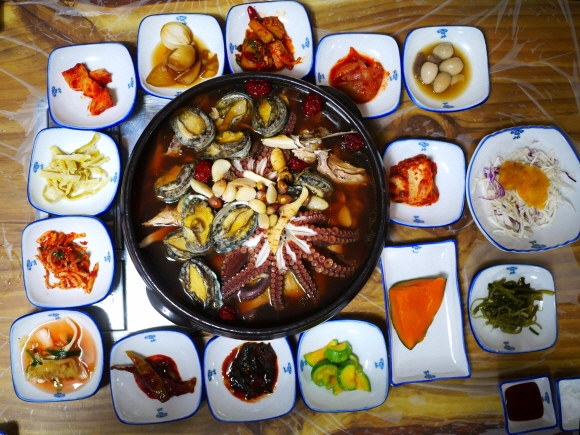 문어, 전복 등을 넣고 끓인 회춘탕.