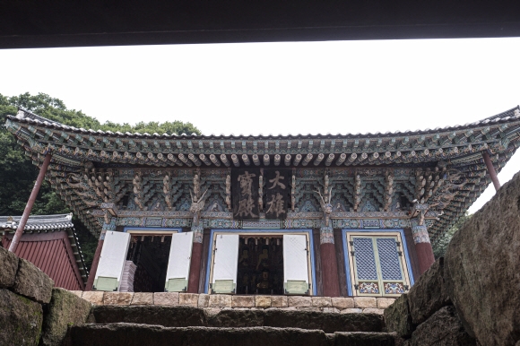 백련사 대웅보전. 다산은 백련사 혜장선사와 교유하며 학문과 식견을 넓혔다.