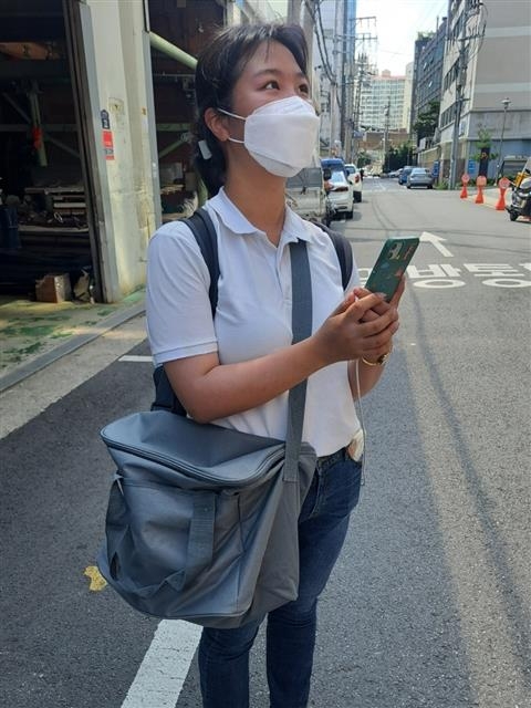 한낮 기온이 34도를 기록하는 등 폭염으로 정부로부터 외출 자제 안내문자가 온 지난 16일 오후 서울신문 기자 3인이 ‘도보 배달 아르바이트’를 체험하고, 환경미화원과 폐지 줍는 어르신과 동행했다. 본지 곽소영 기자가 이날 서울 성동구 뚝섬역 근처에서 도보 배달 알바를 하며 음식을 전달할 장소를 찾고 있다.