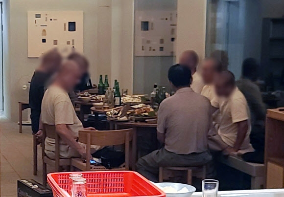 단체로 술과 음식 먹는 승려들