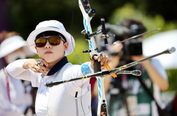 한국 양궁 대표팀의 안산이 23일 일본 유메노시마 공원 양궁장에서 열린 도쿄올림픽 여자 개인전 랭킹라운드에서 화살을 날리고 있다. 연합뉴스