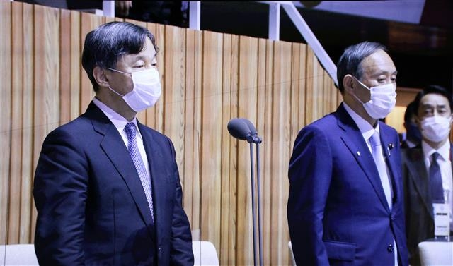 23일 일본 도쿄 올림픽스타디움에서 열린 2020도쿄올림픽 개막식에서 나루히토 일왕과 스가 총리가 개막식을 지켜보는 모습이 영상으로 나오고 있다. 코로나19의 세계적 대유행으로 예정보다 1년 늦게 막을 올린 도쿄올림픽 개막식에는 IOC 관계자, 외교사절 등 1천명 정도의 인원만 직접 자리를 지켰다. 2021.07.23 도쿄=올림픽사진공동취재단S