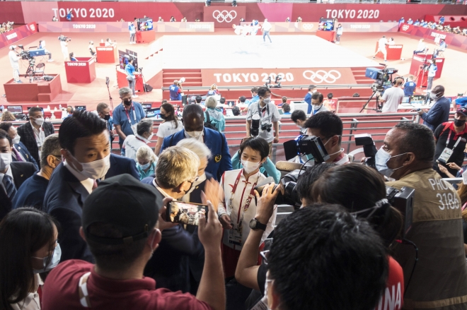 토마스 바흐 국제올림픽위원회(IOC) 위원장이 24일 태권도 경기가 열린 일본 지바 마쿠하리 메세 A홀을 방문해 장준의 동메달 결정전이 열리는 가운데 중국 태권도 대표 우징위와 이야기를 나누는 모습을 중국 CCTV가 촬영하고 있다. 지바 류재민 기자 phoem@seoul.co.kr