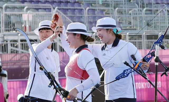 여자 양궁 단체전에 출전한 강채영, 장민희, 안산 선수가 25일 일본 도쿄 유메노시마 공원 양궁장에서 열린 ROC와 결승전에서 금메달을 확정한 뒤 환호하고 있다. 2021.07.25. 도쿄=올림픽사진공동취재단B