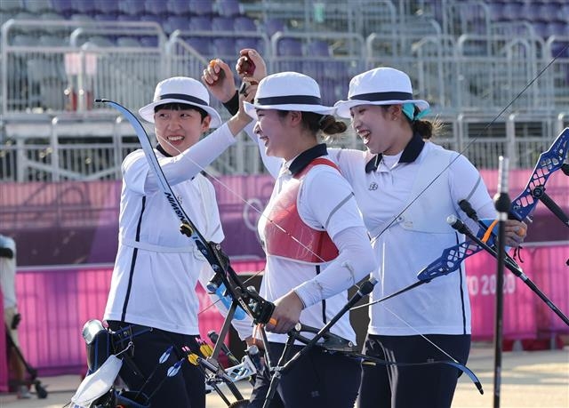 도쿄올림픽 양궁 국가대표 안산(왼쪽), 강채영(가운데), 장민희가 25일 도쿄 유메노시마공원 양궁장에서 열린 여자 양궁 단체 결승전에서 크세니야 페로바, 옐레나 오시포바, 스페틀라나 곰보에바로 팀을 꾸린 러시아올림픽선수단(ROC)을 누르고 금메달을 확정지은 뒤 환호하고 있다. 이날 승리로 한국 여자 양궁은 올림픽에 양궁 단체전이 처음 도입된 1988년 서울 대회부터 이번 대회까지 ‘올림픽 9연패’라는 대기록을 썼다. 도쿄 정연호 기자 tpgod@seoul.co.kr