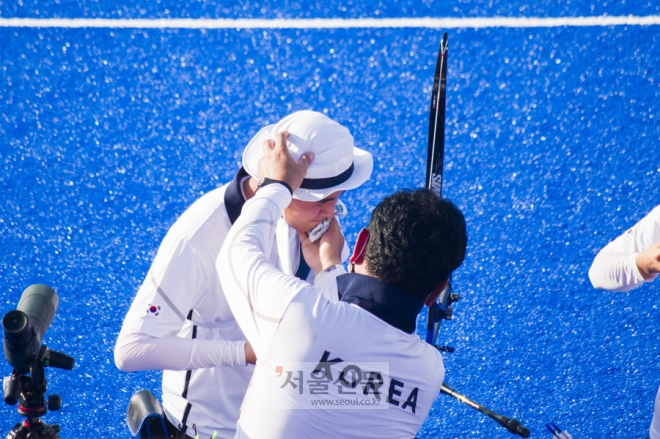 무더위에 고생하는 김제덕의 땀을 닦아주는 손길. 도쿄 류재민 기자 phoem@seoul.co.kr