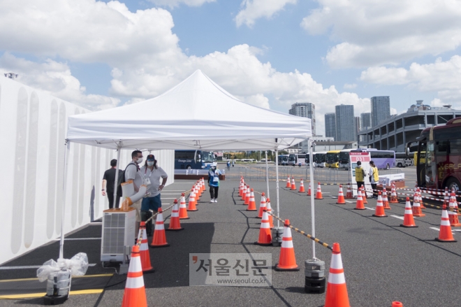 메인 교통 센터 곳곳에 태양을 피할 구조물이 설치된 모습. 도쿄 류재민 기자 phoem@seoul.co.kr