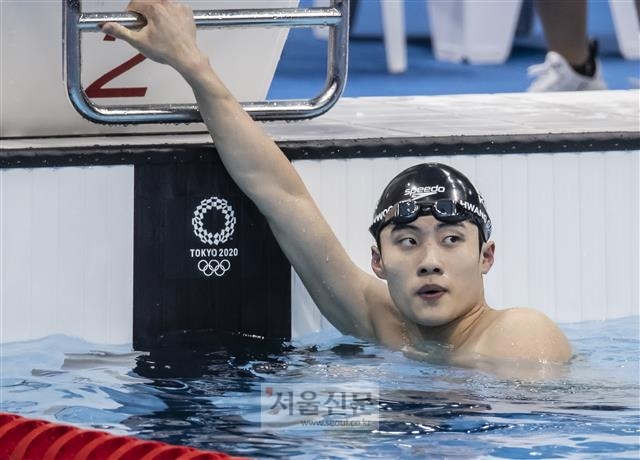 황선우가 28일 일본 도쿄 아쿠아틱스센터에서 열린 올림픽 수영 남자 자유형 100m 준결승 1조에서 47초56의 아시아신기록을 세우고 3위로 들어온 뒤 전광판을 쳐다보고 있다. 황선우는 전체 4위로 이 종목에서 한국 선수로는 처음 결승에 진출했다. 도쿄 정연호 기자 tpgod@seoul.co.kr