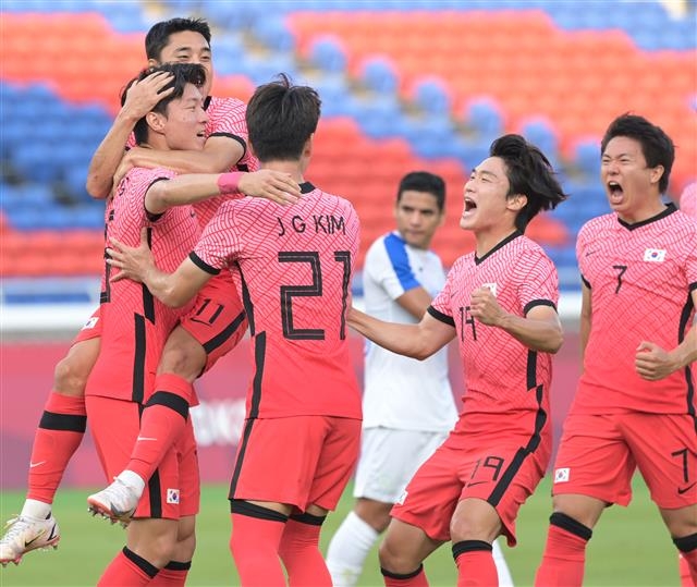 28일 오후 일본 요코하마 국립경기장에서 열린 2020 도쿄올림픽 남자축구 조별리그 B조 3차전 대한민국 vs 온두라스 전반경기에서 황의조가 패널티킥으로 선제골을 성공시키고 환호하고 있다. 2021.07.28. 요코하마=올림픽사진공동취재단