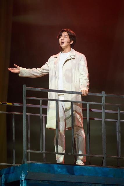 오래도록 사랑받는 명곡들이 흐르는 주크박스 뮤지컬들이 올 하반기 감동과 향수를 전한다. 작곡가 이영훈의 노래로 시대를 이야기하는 ‘광화문연가’에서 윤도현은 죽음을 앞두고 추억에 잠긴 명우를 연기한다. CJ ENM