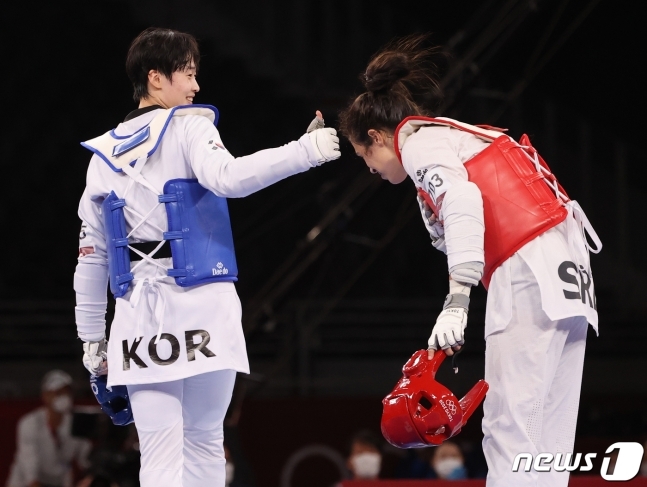 태권도 이다빈이 27일 오후 일본 지바현 마쿠하리 메세 A홀에서 열린 ‘2020 도쿄올림픽’ 67kg급 여자 태권도 결승전에서 세르비아의 밀리차 만디치의 경기에서 엄지를 치켜세우고 있다. 이날 경기에서 이다빈은 패해 은메달을 획득했다. 2021.7.27. 뉴스1